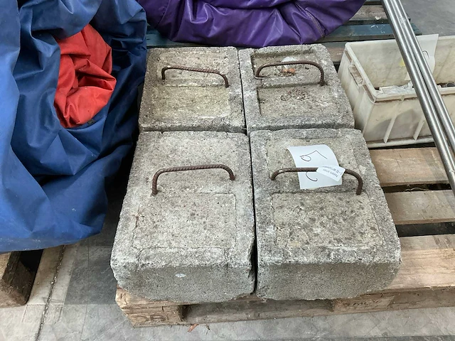 Diverse betonvoeten (7x) - afbeelding 2 van  2