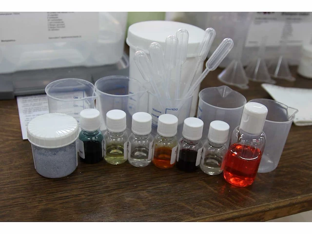 Diverse bloemschik- en chemie knutselmaterialen - afbeelding 3 van  26