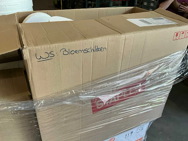 Diverse bloemschik- en chemie knutselmaterialen - afbeelding 7 van  26