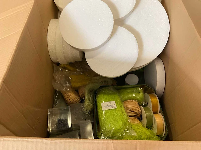 Diverse bloemschik- en chemie knutselmaterialen - afbeelding 8 van  26
