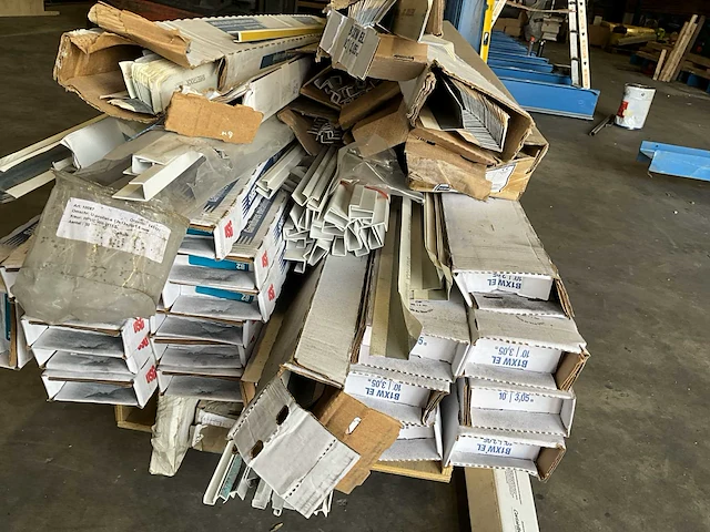 Diverse bouwmaterialen stukadoors materiaal - afbeelding 7 van  11