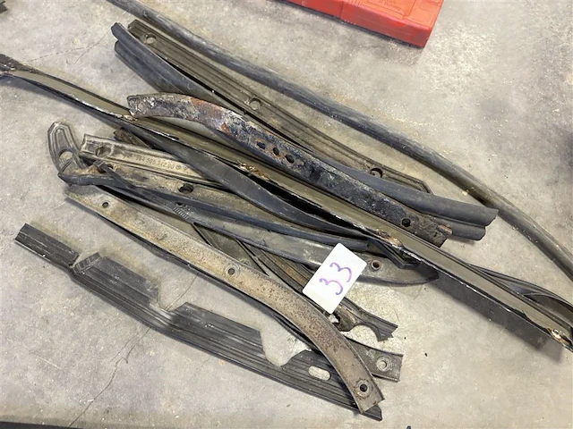 Diverse bumperrubbers en latjes 964 - afbeelding 1 van  2