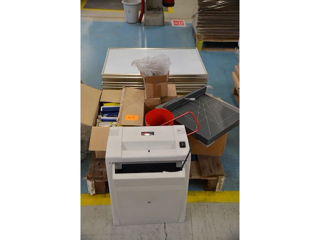 Diverse bureaumateriaal + dahle papersafe - afbeelding 1 van  2