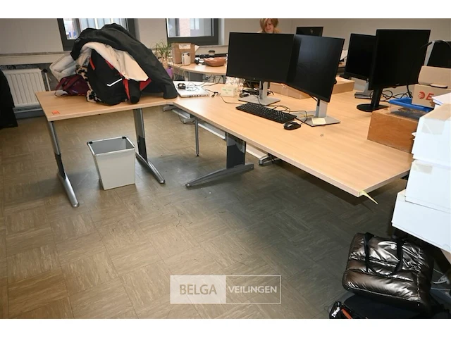 Diverse bureautafels en 4 stoelen - afbeelding 2 van  10