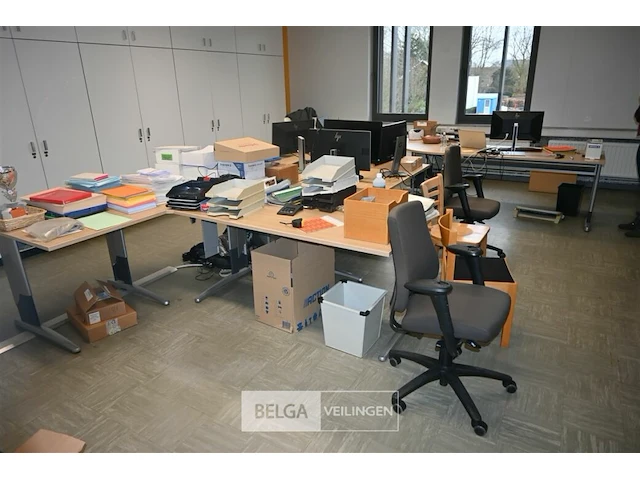Diverse bureautafels en 4 stoelen - afbeelding 1 van  10
