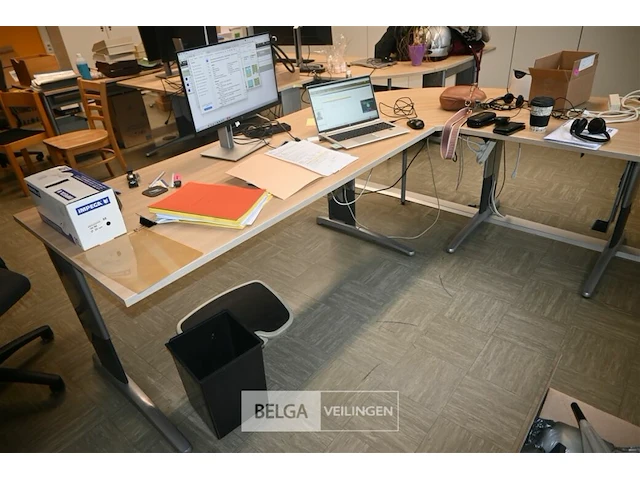 Diverse bureautafels en 4 stoelen - afbeelding 10 van  10