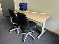 Diverse bureautafels steelcase