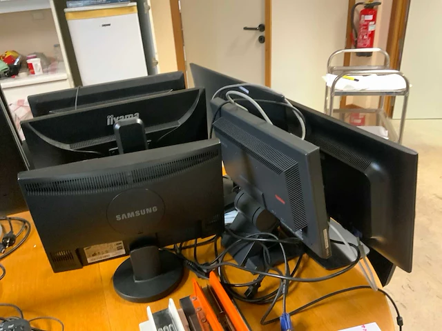 Diverse computerschermen (6x) - afbeelding 1 van  3