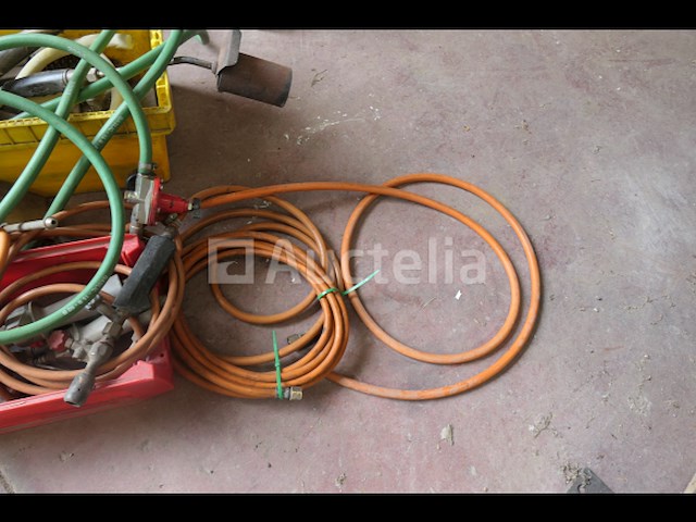 Diverse dakbedekkingsgereedschappen; fakkels... - afbeelding 1 van  5