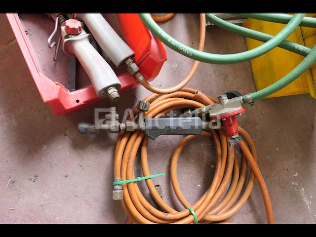 Diverse dakbedekkingsgereedschappen; fakkels... - afbeelding 2 van  5