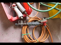 Diverse dakbedekkingsgereedschappen; fakkels... - afbeelding 2 van  5