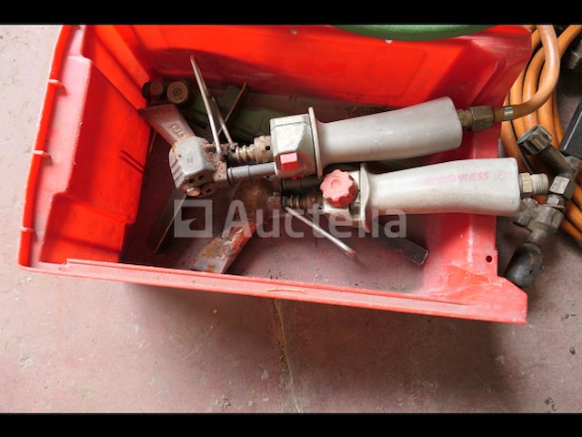 Diverse dakbedekkingsgereedschappen; fakkels... - afbeelding 3 van  5