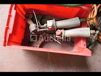 Diverse dakbedekkingsgereedschappen; fakkels... - afbeelding 3 van  5