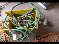 Diverse dakbedekkingsgereedschappen; fakkels... - afbeelding 4 van  5