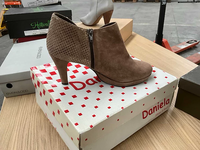Diverse damesschoenen (105 paar) - afbeelding 30 van  30