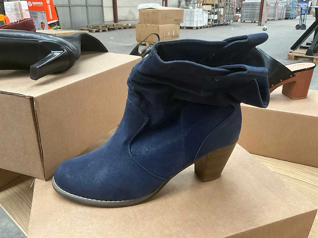 Diverse damesschoenen (127 paar) - afbeelding 2 van  29