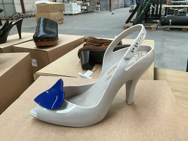 Diverse damesschoenen (127 paar) - afbeelding 27 van  29