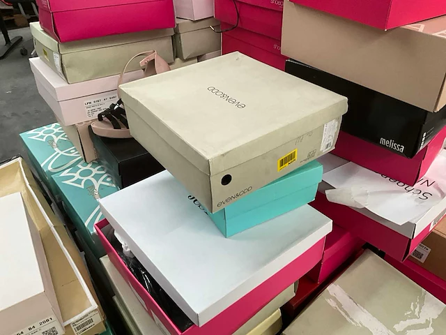 Diverse damesschoenen (96 paar) - afbeelding 17 van  31