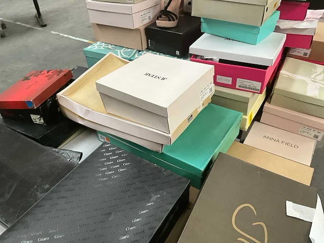 Diverse damesschoenen (96 paar) - afbeelding 19 van  31