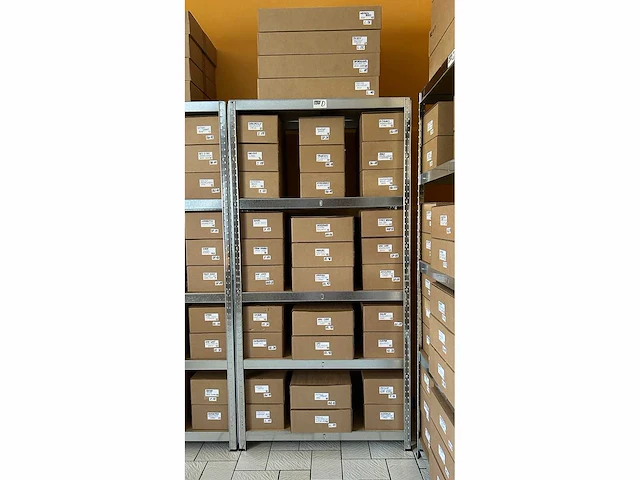 Diverse damesschoenen en -laarzen - rek 4 van 6 (ca. 34 paar) ego, dylap, gabor, hunter, jilsen, melissa, noe lady, steve madden, stravers, etc. - afbeelding 1 van  26