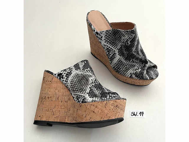 Diverse damesschoenen en -laarzen - rek 4 van 6 (ca. 34 paar) ego, dylap, gabor, hunter, jilsen, melissa, noe lady, steve madden, stravers, etc. - afbeelding 19 van  26