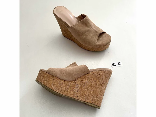 Diverse damesschoenen en -laarzen - rek 5 van 6 (ca. 34 paar) akua, gabor, heine, maguba, manfield, maripé, mjus, hula kula, sheln, sketchers, tom tailor, zara, etc. - afbeelding 19 van  26
