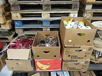 Diverse decoratie materialen + standbeeldjes - afbeelding 1 van  9