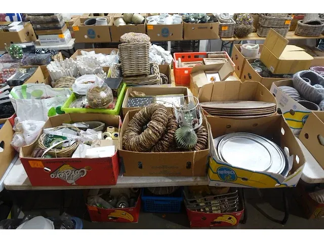 Diverse decoratie met 2 lijmpistolen en decoratie schalen - afbeelding 1 van  8