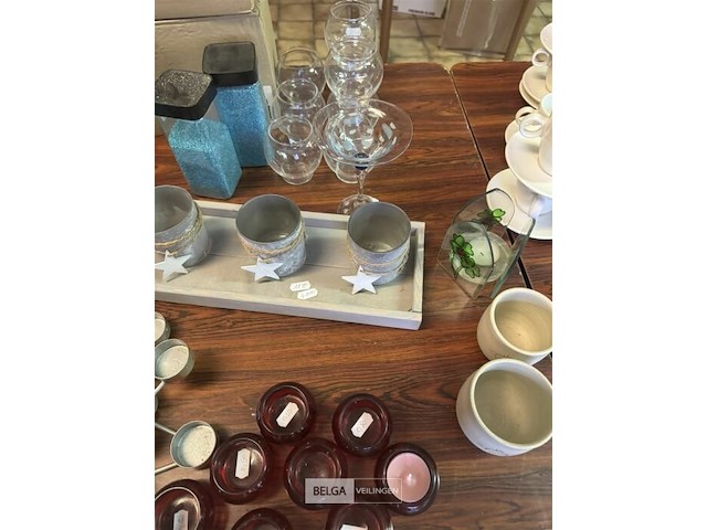 Diverse decoratie op tafel - afbeelding 5 van  7