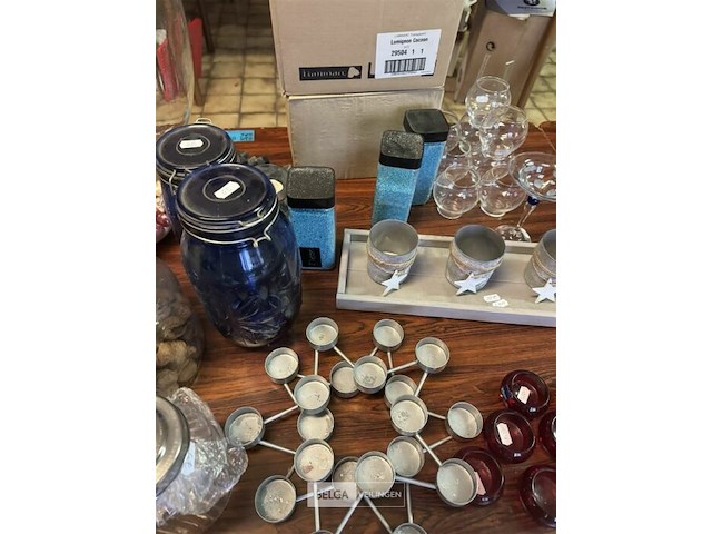 Diverse decoratie op tafel - afbeelding 6 van  7