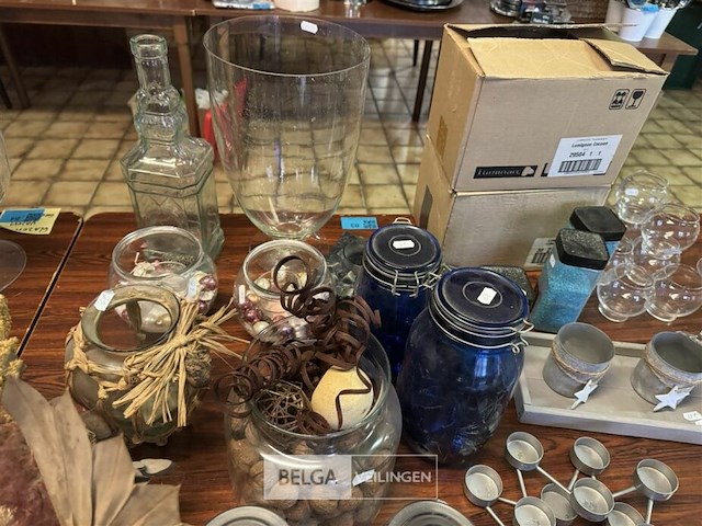 Diverse decoratie op tafel - afbeelding 7 van  7