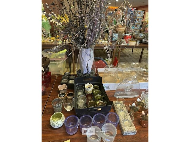 Diverse decoratie op tafel - afbeelding 5 van  6