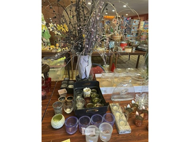 Diverse decoratie op tafel - afbeelding 6 van  6