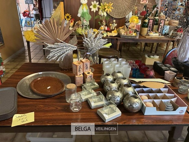 Diverse decoratie op tafel - afbeelding 1 van  5