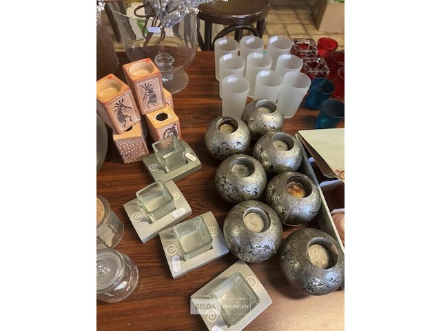 Diverse decoratie op tafel - afbeelding 3 van  5