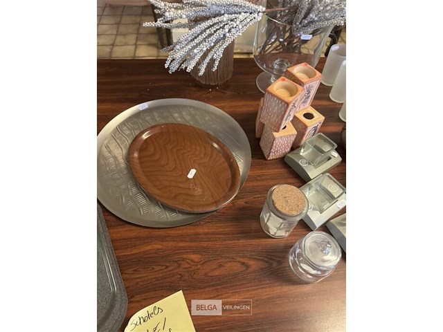 Diverse decoratie op tafel - afbeelding 4 van  5