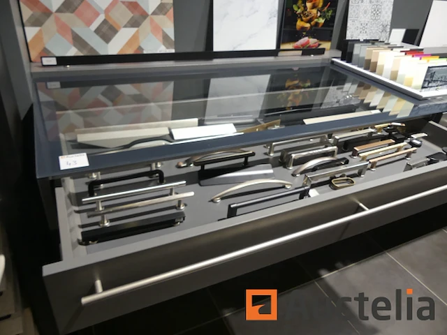 Diverse displays en meubels - afbeelding 1 van  13