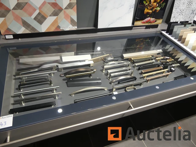 Diverse displays en meubels - afbeelding 9 van  13