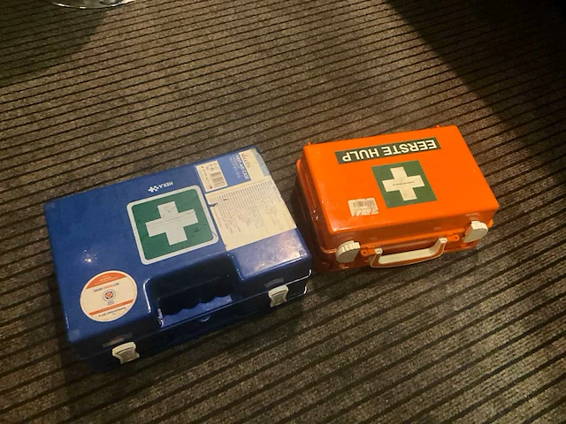 Diverse ehbo koffers (2x) - afbeelding 1 van  5