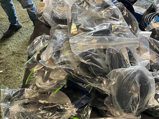 Diverse electronica accessoires en kabels - afbeelding 6 van  23