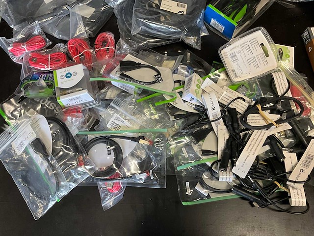 Diverse electronica accessoires en kabels - afbeelding 18 van  23