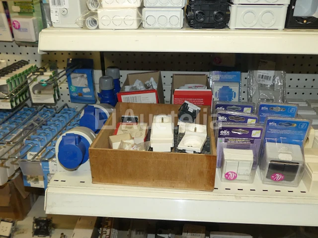 Diverse elektrische apparatuur - afbeelding 9 van  47