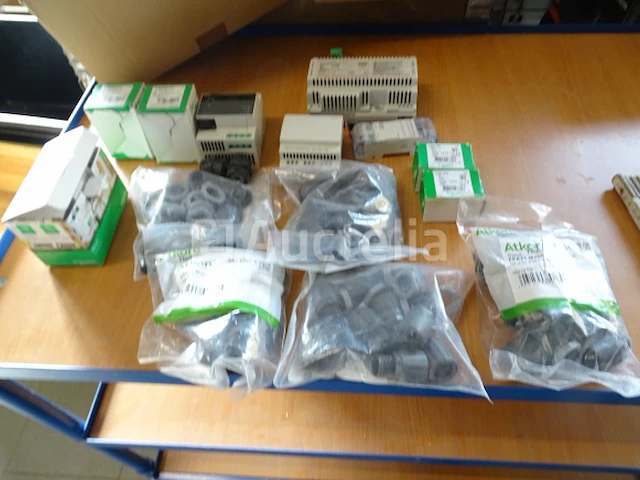 Diverse elektrische elementen schneider-atkore-divers (detail zie foto's) - afbeelding 13 van  17