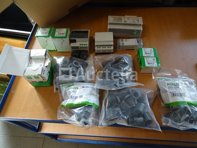 Diverse elektrische elementen schneider-atkore-divers (detail zie foto's) - afbeelding 1 van  17