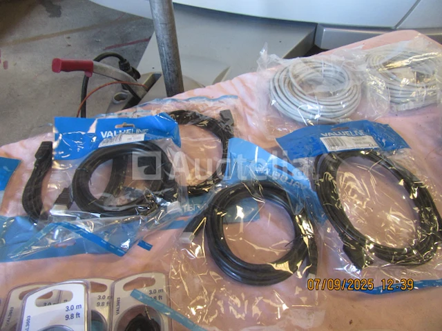 Diverse elektronische kabelbundels +-50 stuks - afbeelding 1 van  7