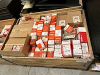 Diverse fischer tuimelpluggen en pluggen - afbeelding 1 van  8
