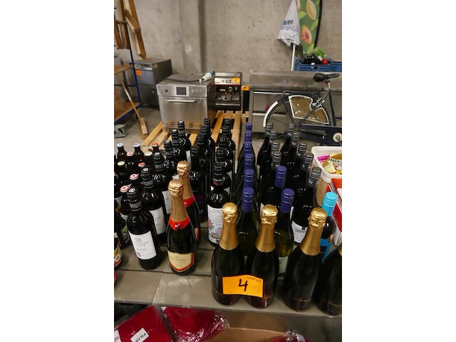 Diverse flessen wijn - afbeelding 1 van  6