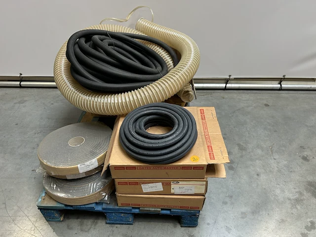 Diverse flexibele buizen, mousseband,.. - afbeelding 1 van  8