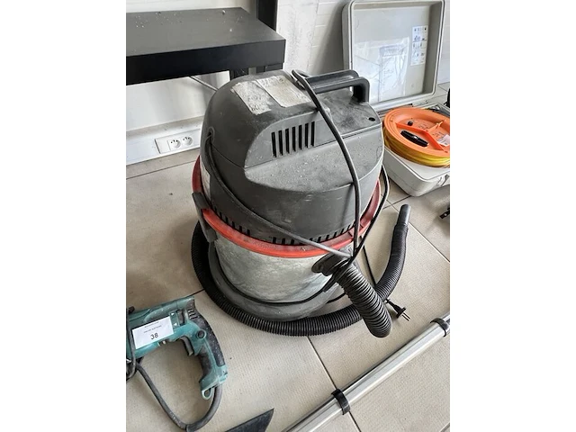 Diverse gereedschap w.o. steengzaag, schuifladder, tonstofzuiger, boormachine, werflampen, tegelsnijder, enz (19,27,30,32,34,35,36,37,38,39,46,54,55) - afbeelding 2 van  29