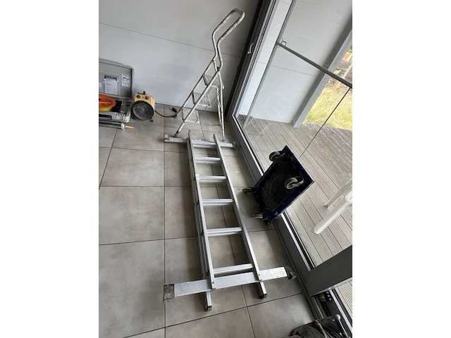 Diverse gereedschap w.o. steengzaag, schuifladder, tonstofzuiger, boormachine, werflampen, tegelsnijder, enz (19,27,30,32,34,35,36,37,38,39,46,54,55) - afbeelding 3 van  29